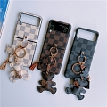 Handmade Cute Korean Classic Beige 갈색 회색 Patterns Leather with 3D Bear Key Chain 전화 Case for Samsung Galaxy Z Flip 3 코스프레 (5G)